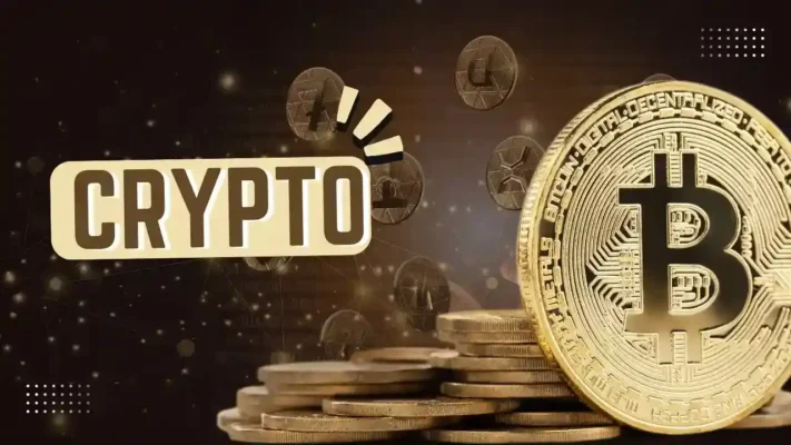 Tổng quan về crypto là gì với hình ảnh đồng Bitcoin vàng và các loại tiền kỹ thuật số.